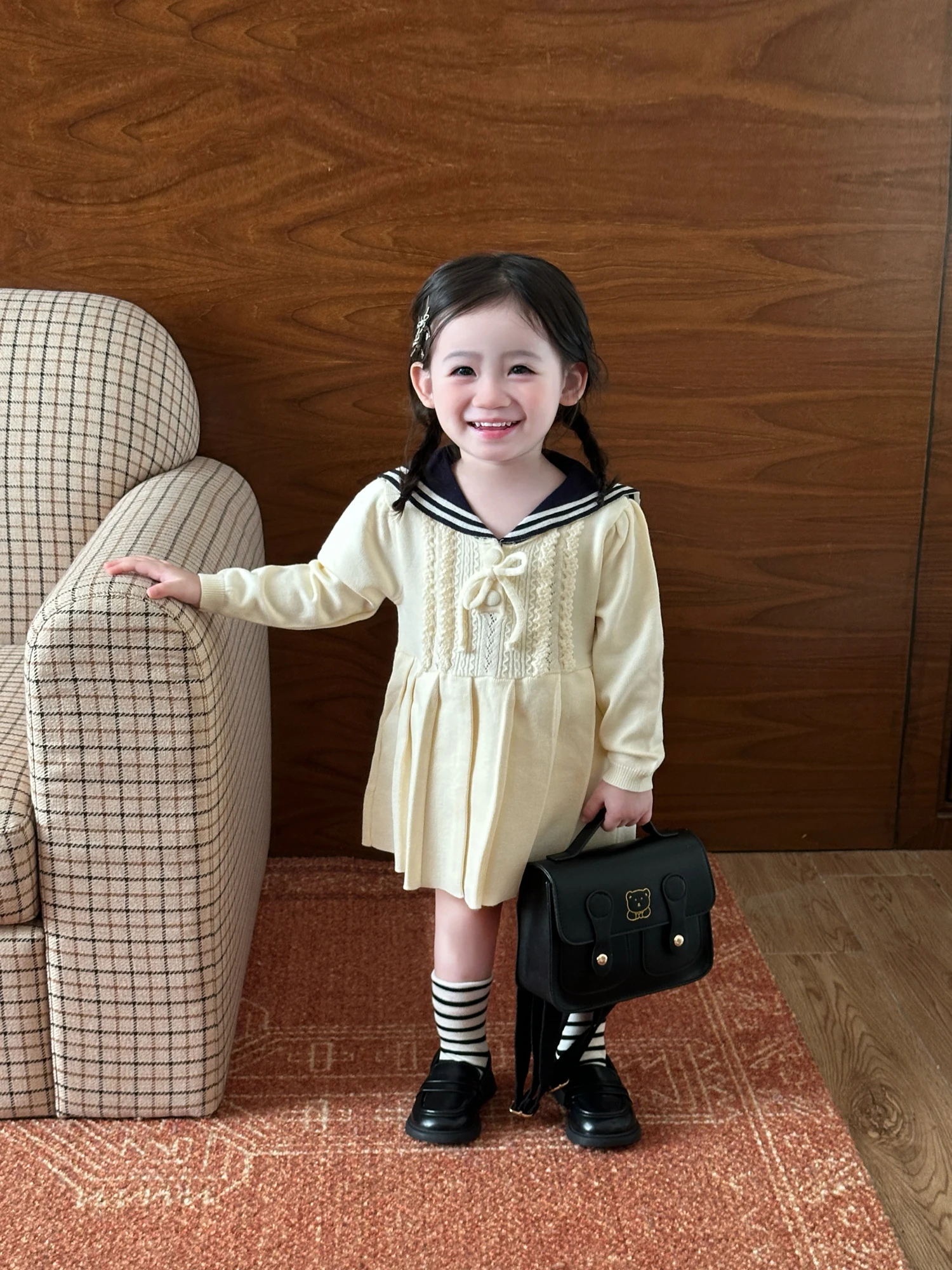 女の子用 襟付きプリーツニットワンピースの秋の着こなしと実用性