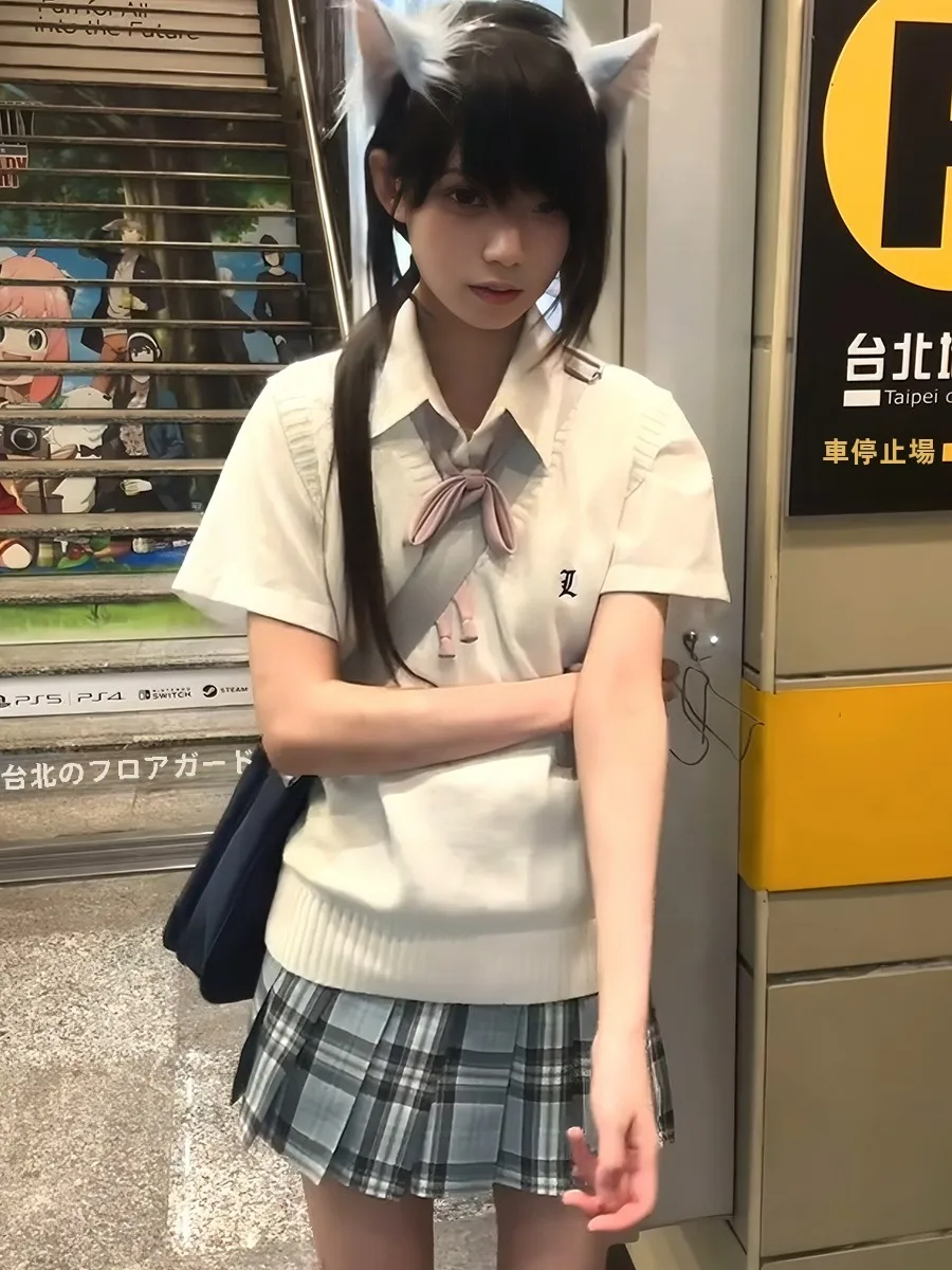 ママコーデの基本スタイルとは？刺繍ベストで実現する重ね着の洗練感