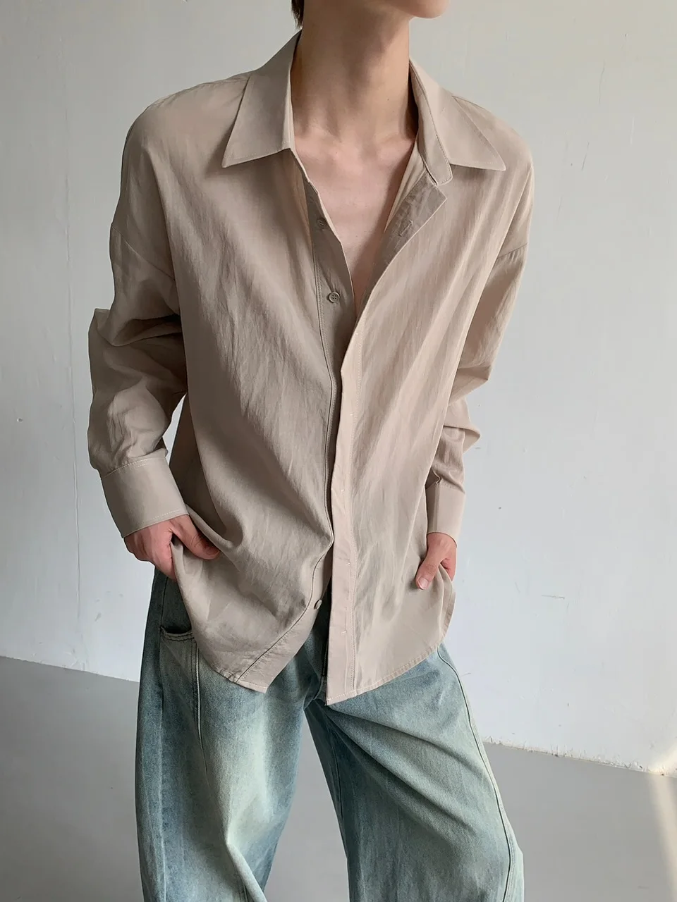 40代の春に着る長袖シャツは、どう選ぶべきか？