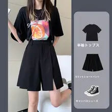 黒のワイドレッグショートパンツ【高腰・Aライン・スリットデザイン】