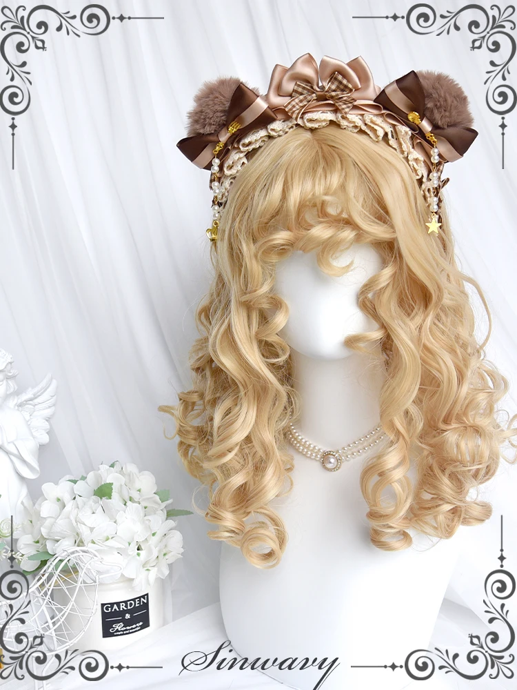 可愛らしいロリータ風ドールヘア：金茶色ショートカールの前髪ありスタイル