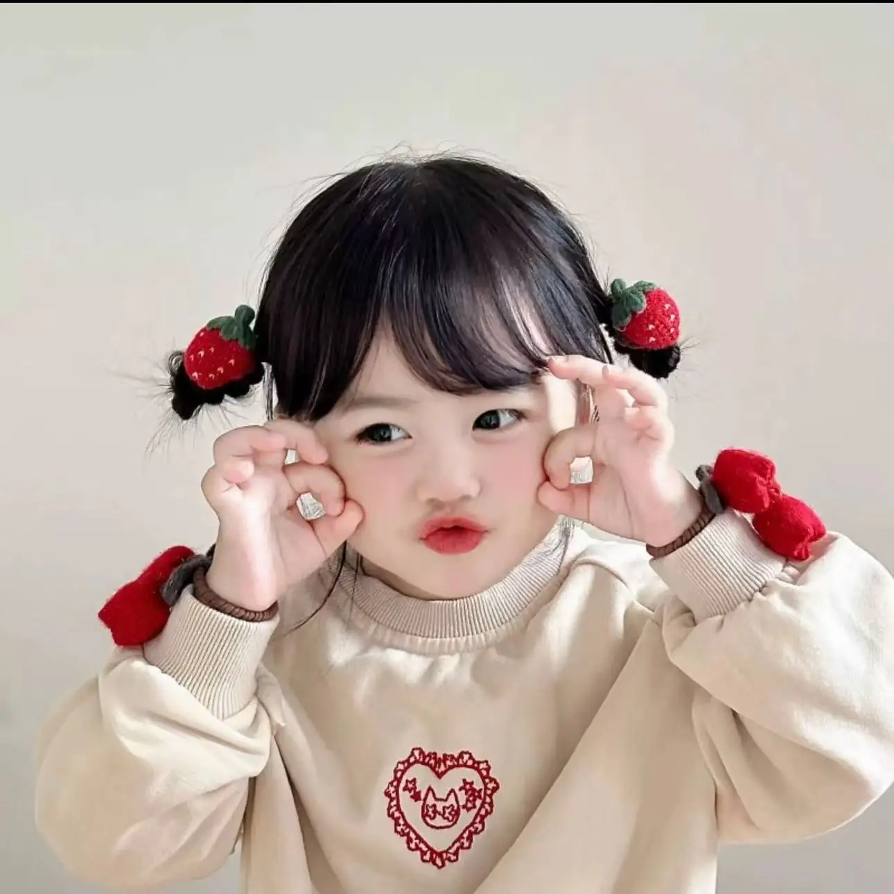 かわいい苺デザインの子供用ヘアゴム【ニット・赤色・女児用】