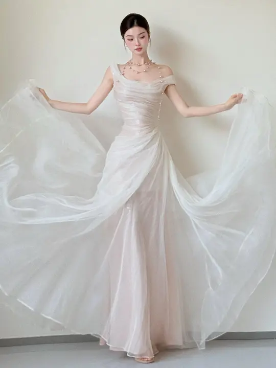 軽やかで夢幻的なウエディングドレス【フィッシュテールデザイン・フランス風・結婚式用】（セットアップ対応）