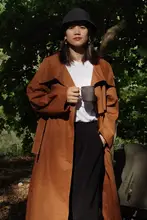 カラメル色のレディーストレンチコート【過膝・秋用・ゆったりシルエット・アウトドア向け】