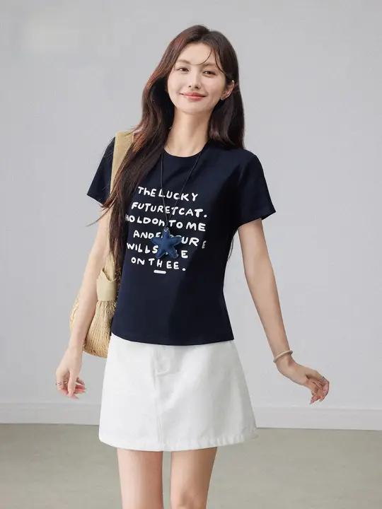 個性的で美しいデザイン！レディース 半袖Tシャツ【ロゴプリント・フィット感あり・春夏用】
