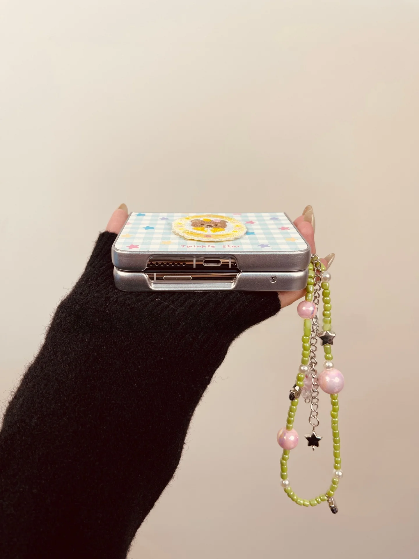 可愛い刺繍入りポケットケース：初期の携帯電話のデザインと現代スマホの違いを解説