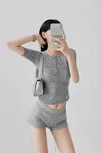 夏用 薄手Vネック五分袖Tシャツ【女性用・ボタンデザイン・タイトフィット】
