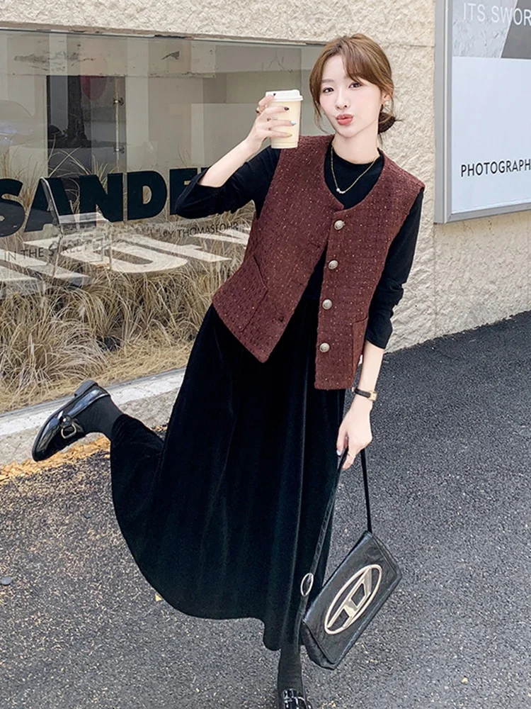 高級感あふれる黒いベロアワンピースとベストの秋のコーディネート