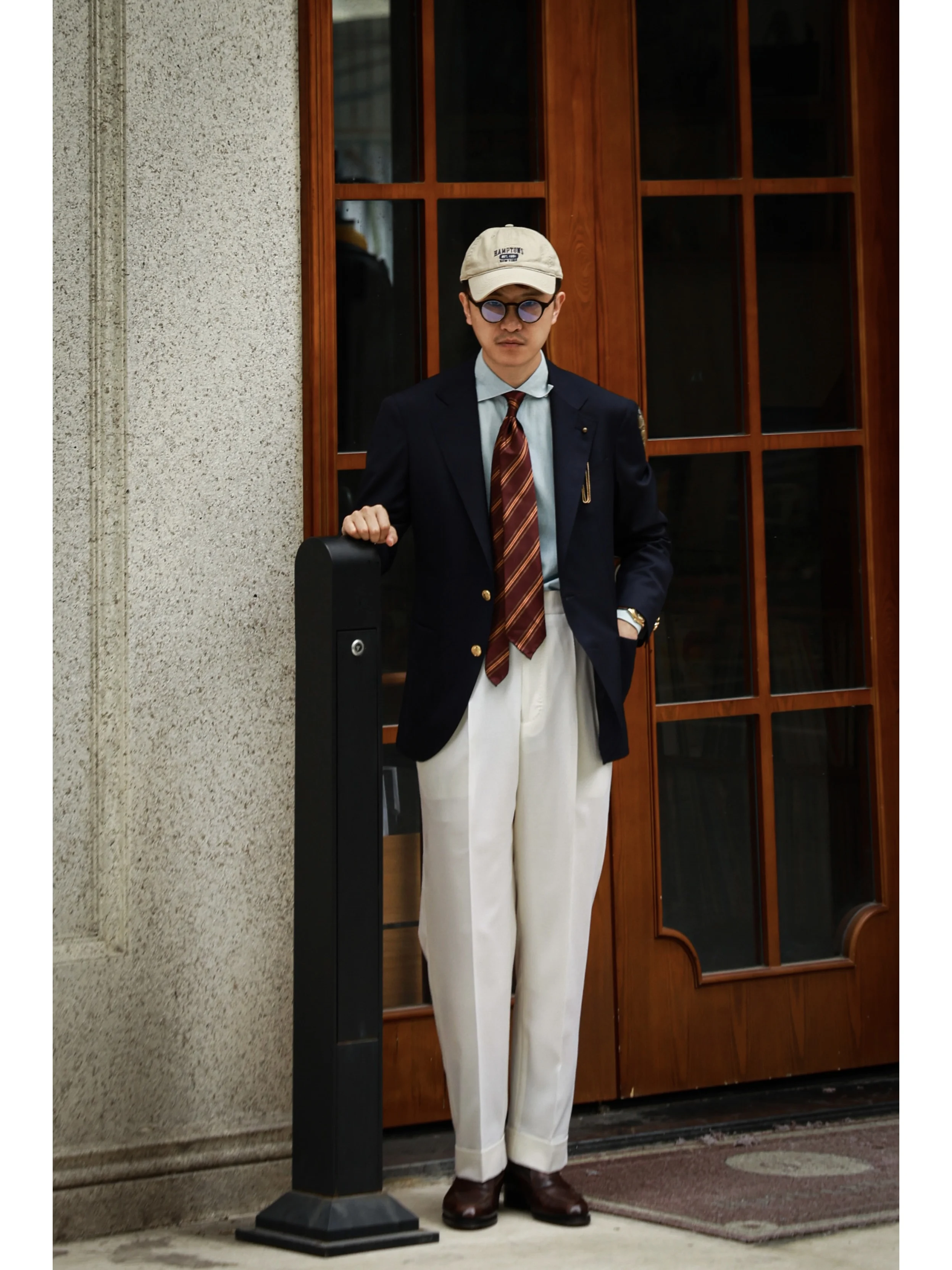 60代の紳士服選びで「老けに見えない」スタイルは？深海ブルーのアイビーブレザーが解決する