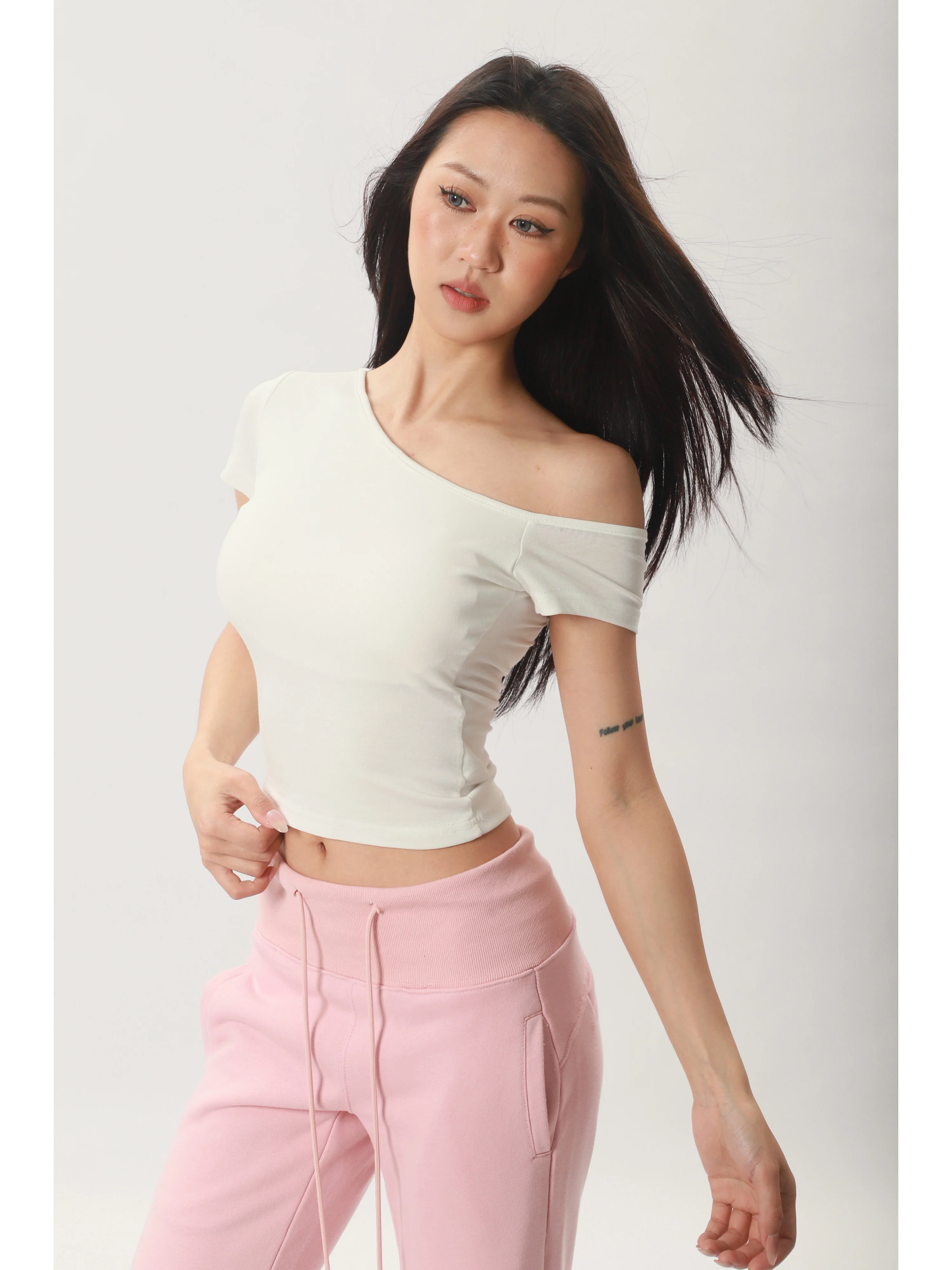 へそ出しTシャツ：ショルダーカットデザインと胸パッド付きの女性向け夏用スタイル