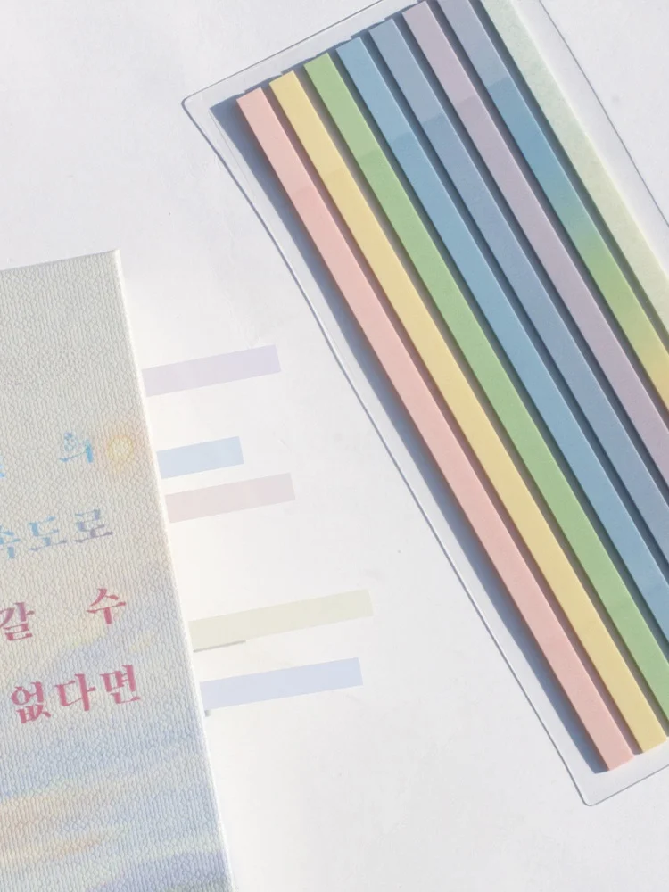 上司の机に書類を置く メモに最適なシンプルな長方形インデックス付箋