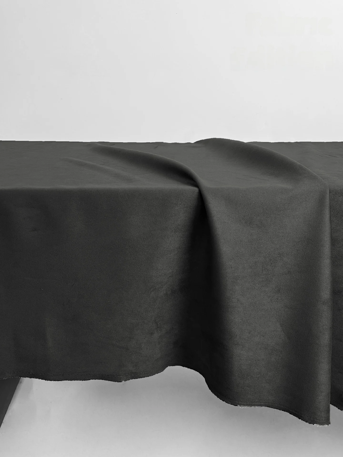 青みがかったグレ  ーと黒に近いグレーの違いは？深灰色のストレッチスエード生地で解決するリアルなファッションの悩み