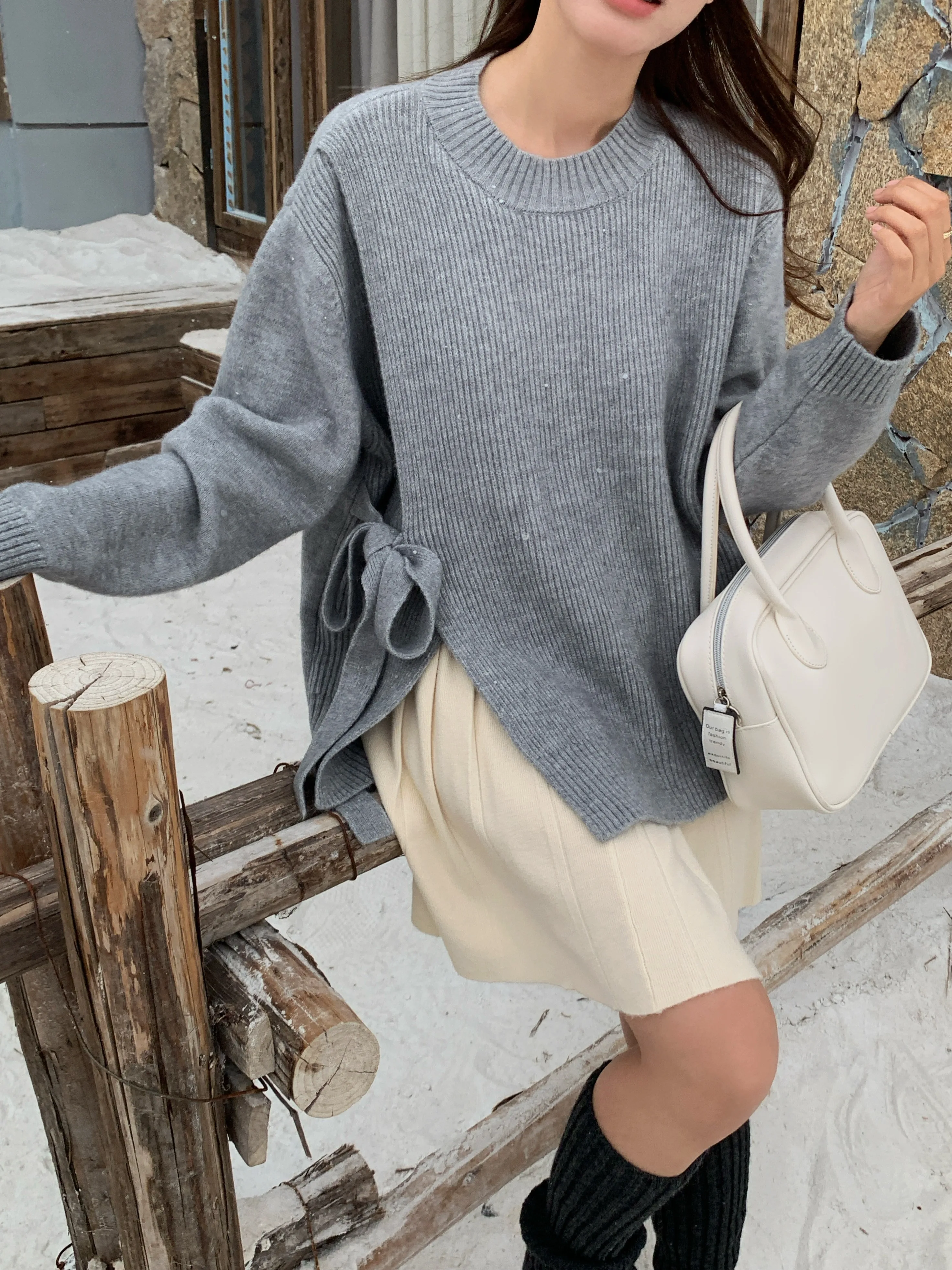 グレーの高級感あふれるリボン付きラウンドネックニットセーター：charcoal gray とミントグレーの色合い比較と通勤シーンでの実用性