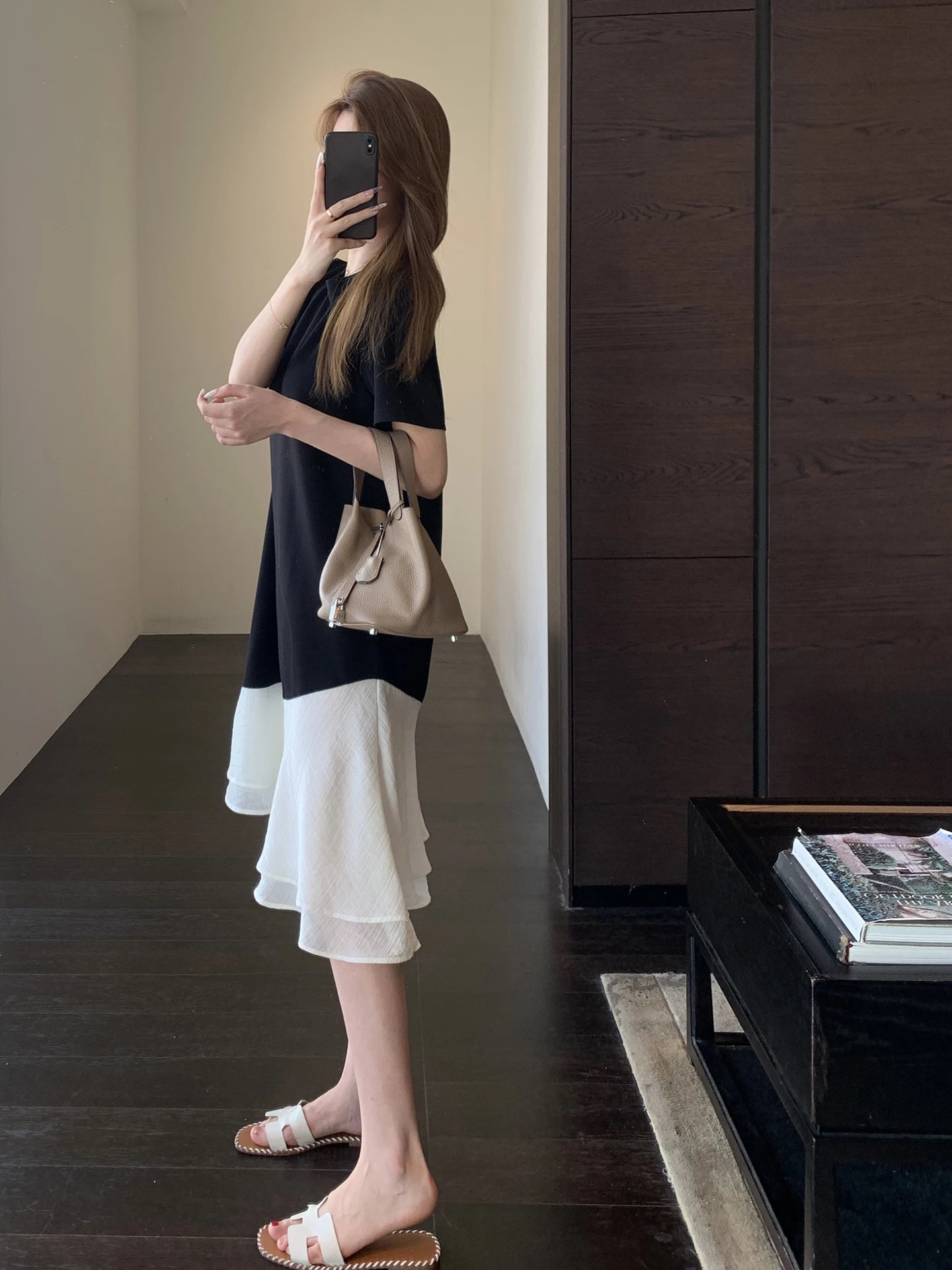6月に着る20代女性の服はどう選ぶ？リネンドレスが解決する夏の着こなしの悩み