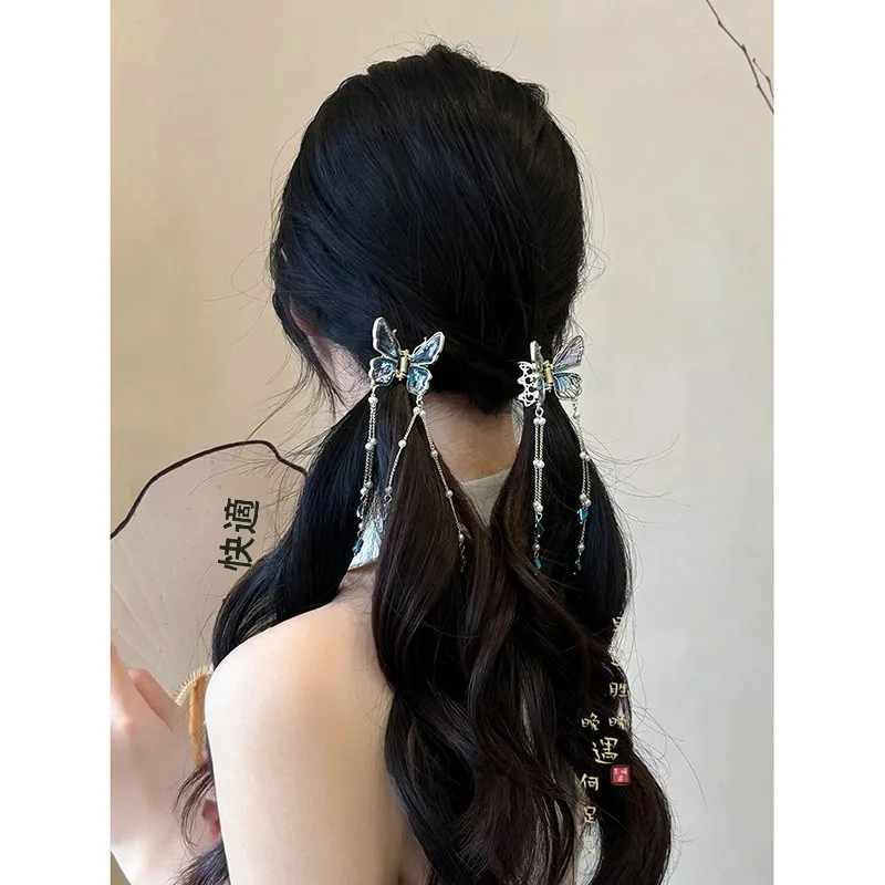 パール付き蝶型ヘアクリップ：民族風のタッセルデザイ  ンが特徴