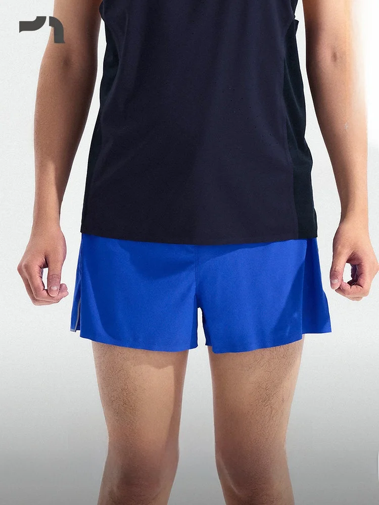 男性用フィットネスランニングショートパンツ：二重構造マラソン用の実用性と着用感