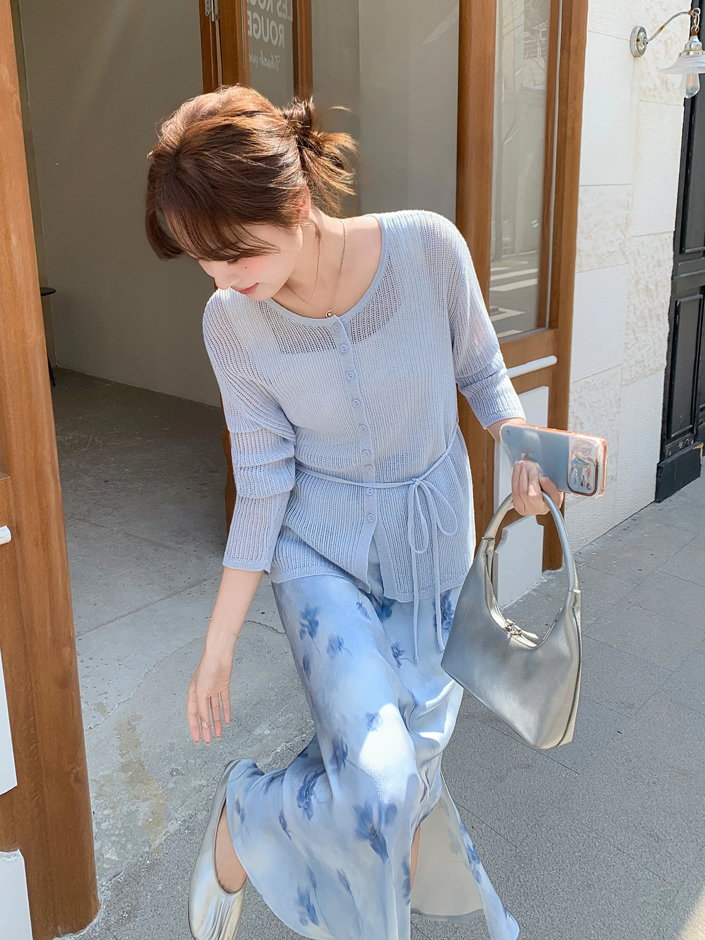 19°C～23°Cの春に着るべきカジュアルファッションは？淡い青のニットスカートセットで解決！