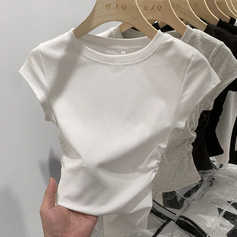 グレーのショートスリーブTシャツ：修身型デザインとシンプルなカジュアルスタイルの実用性解析