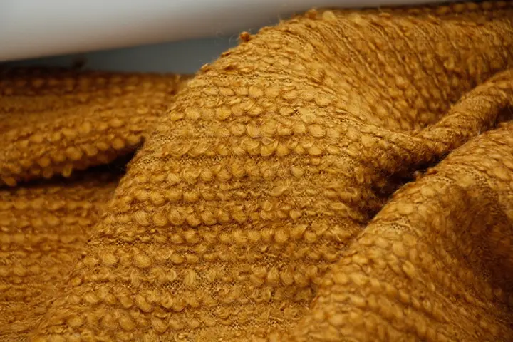 デザイン性のあるストレッチ カーキ色のストライプニットウール生地【カーディガン用】