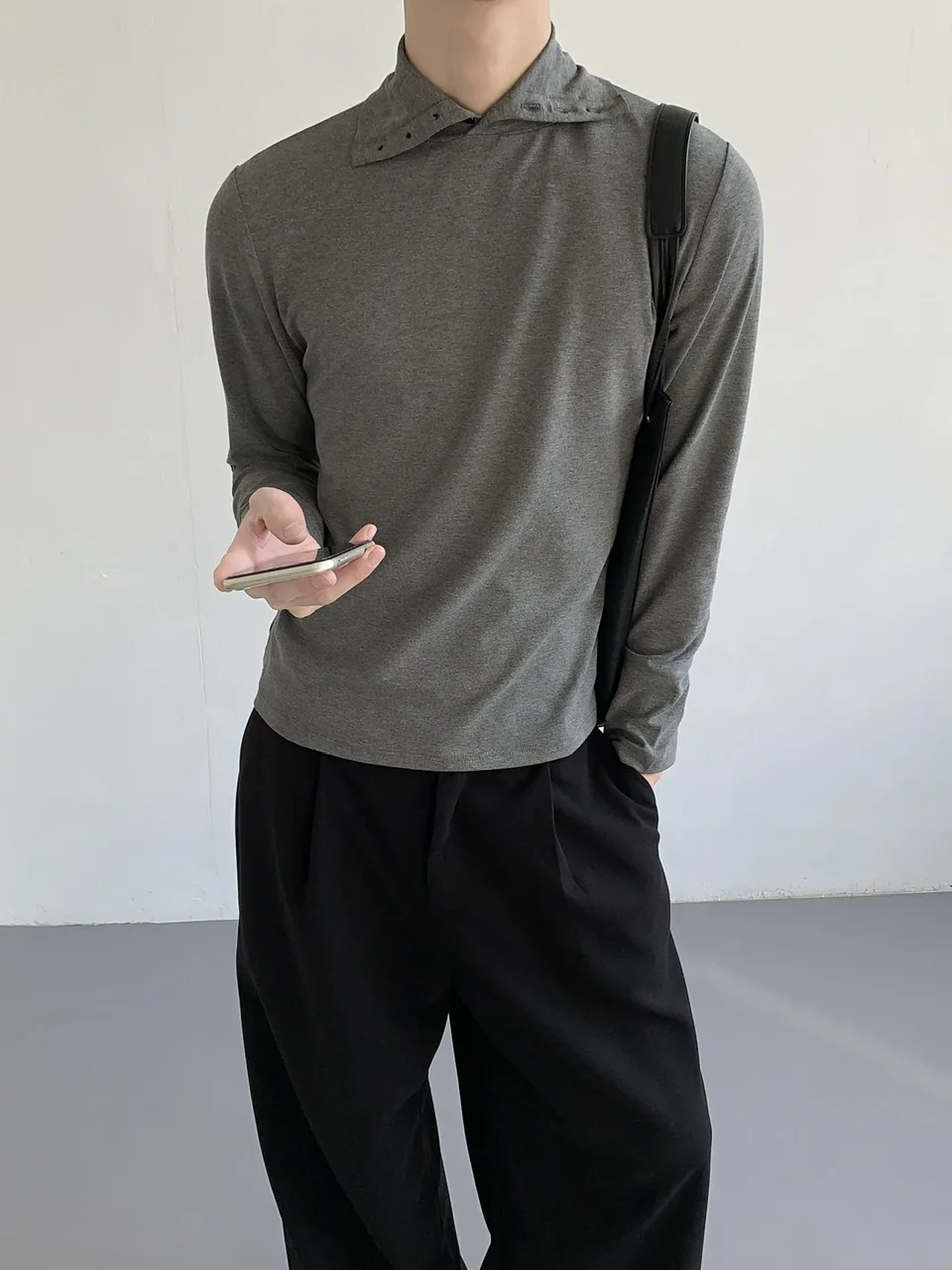 アウターの下に着るもの メンズ どう選ぶ？カーディガンやパーカーの下に着る服の選び方を徹底解説