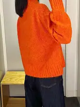 オレンジの交差ネックV字デザインのニットセーター【ウール混紡】