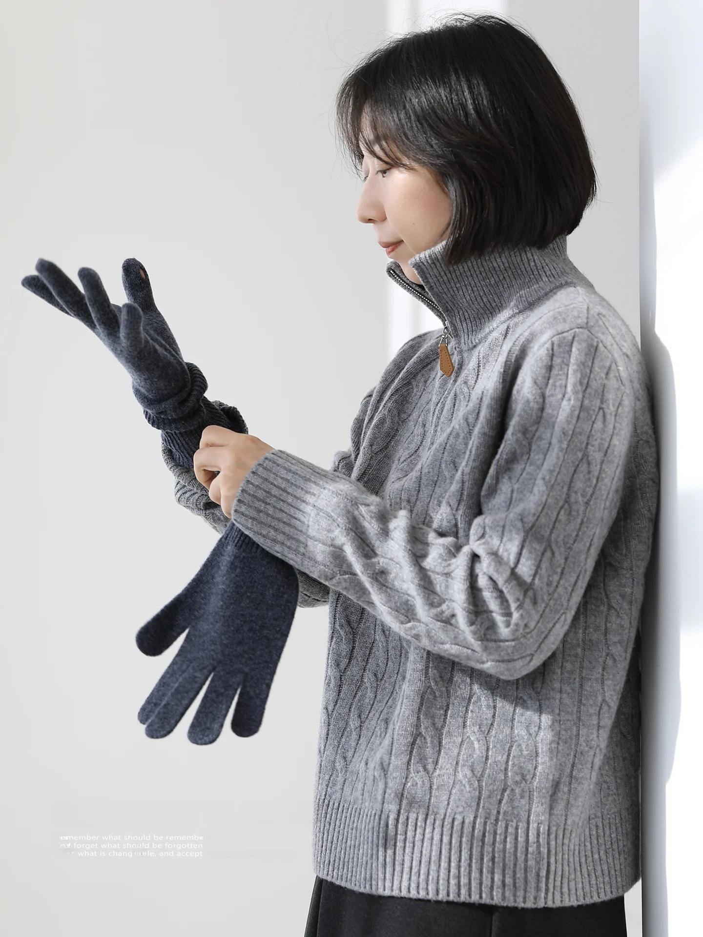 スカーフ メンズ どんな場面で使う？上下グレーがおすすめな理由とは？