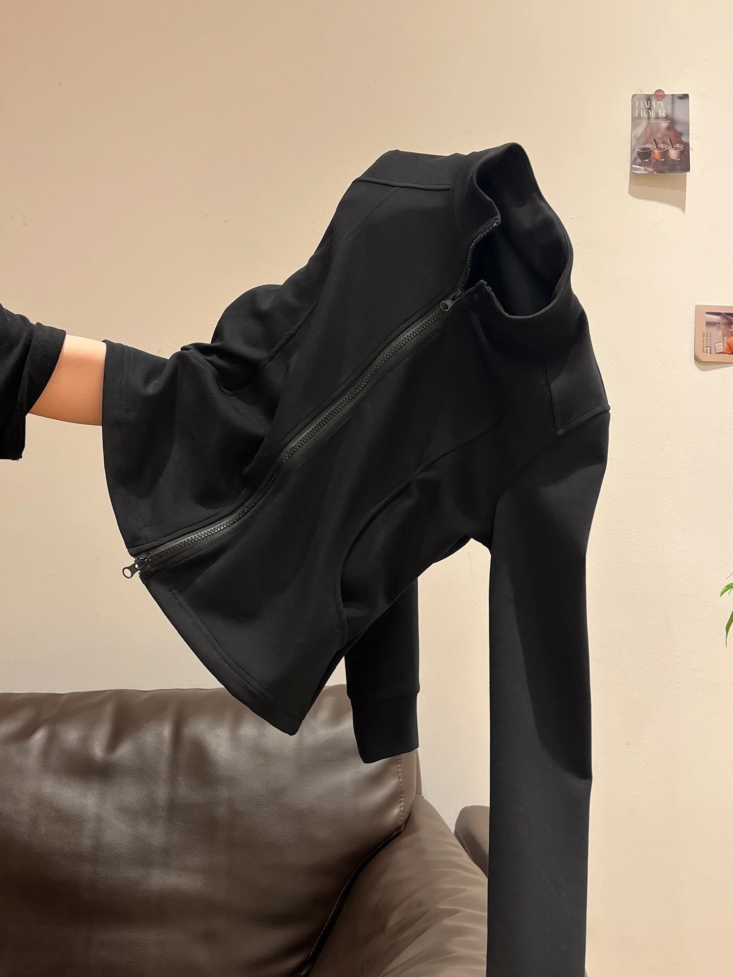 黒パーカー レディース おしゃれ どう選ぶ？通勤から日常まで使える「AUSII ブラックハイネックショートジップパーカー」の本当の魅力とは