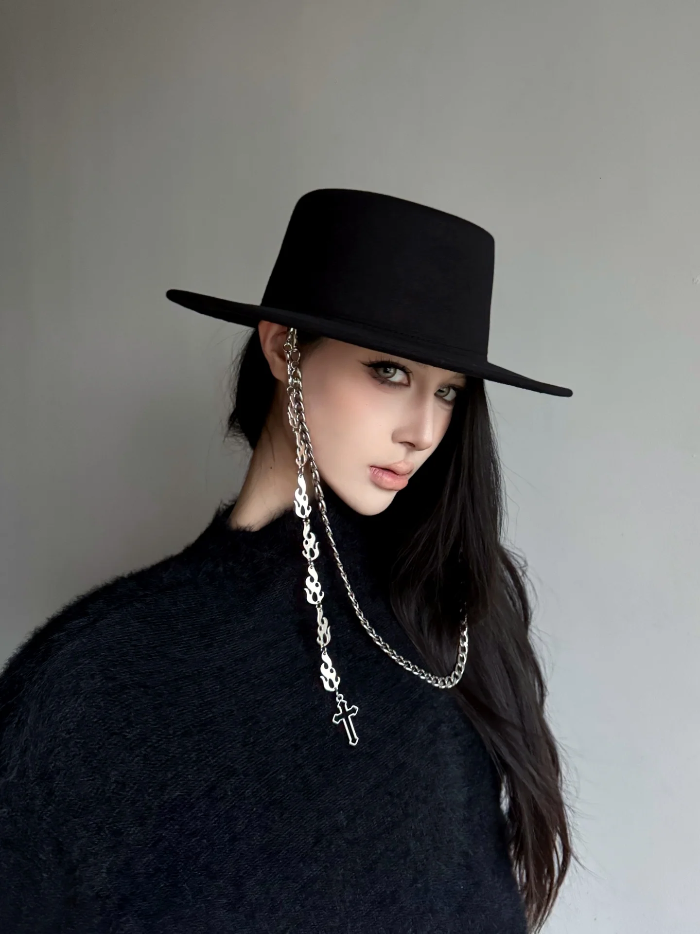 顔でかい 帽子 って どんなスタイル？ゴシック風の大帽子が、中年女性の秋のファッションを救う理由