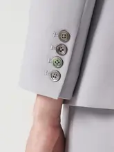 グレーのシンプルなテーラードジャケット【スリムフィットデザイン・小柄向け】