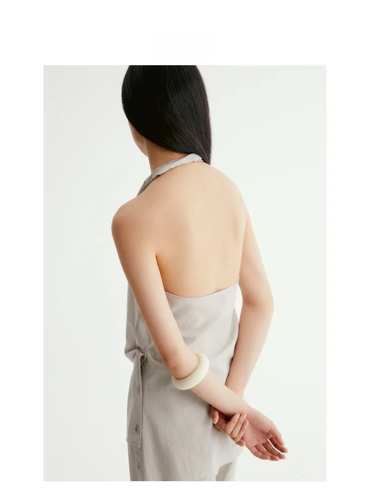バックオープン タンクトップ：INSIS FEMME セミオーバー型夏用タンクトップの実用性と特性