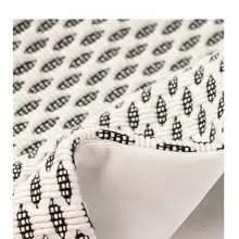 モダンで洗練されたデザイン！黒白抽象肌理のウサギ毛ボール装飾クッション【ロングタイプ・インテリア用】