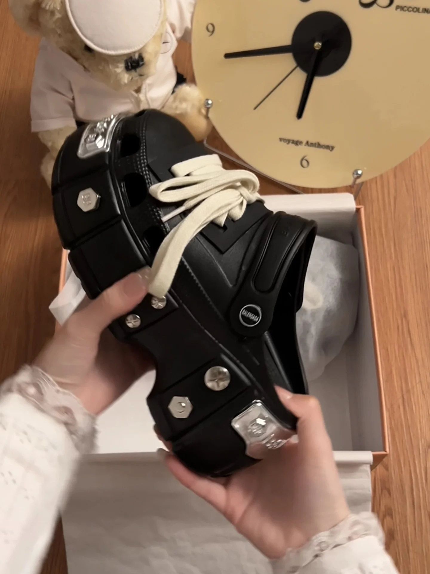 アウトドア モックシューズ 通気性と足への負担を軽減する黒色厚底サンダル