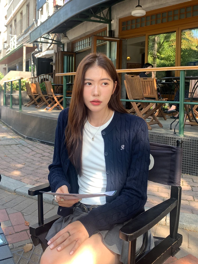 大人可愛い服 50代コーデ｜濃紺ツイード風ニットカーディガンの選び方と実際のコーデ