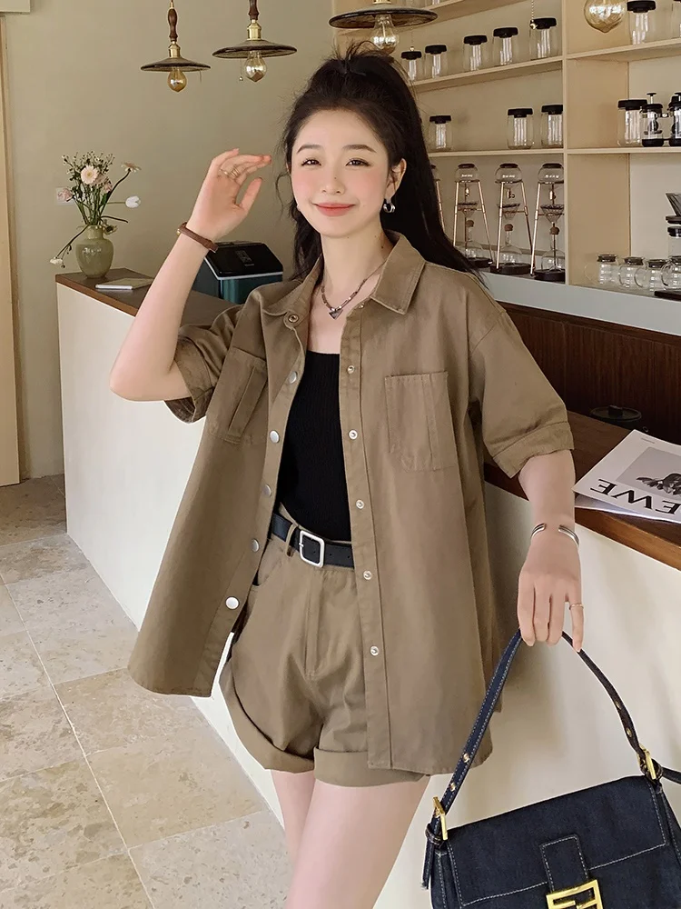 女性服 ブランド で夏のスタイルを決めるには？カーキ色のワイドシャツとショートパンツが答えになる