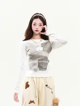 小熊プリントの長袖Tシャツ【レディース・秋用・スリムフィット・ショート丈】