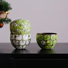 緑のリンゴデザインの陶器製コーヒーカップ【ハンドメイド・レトロスタイル】