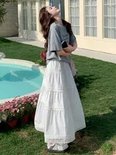 魅力的なドレススーツ【グレーの短袖Tシャツ・白のスカート・セットアップ対応】