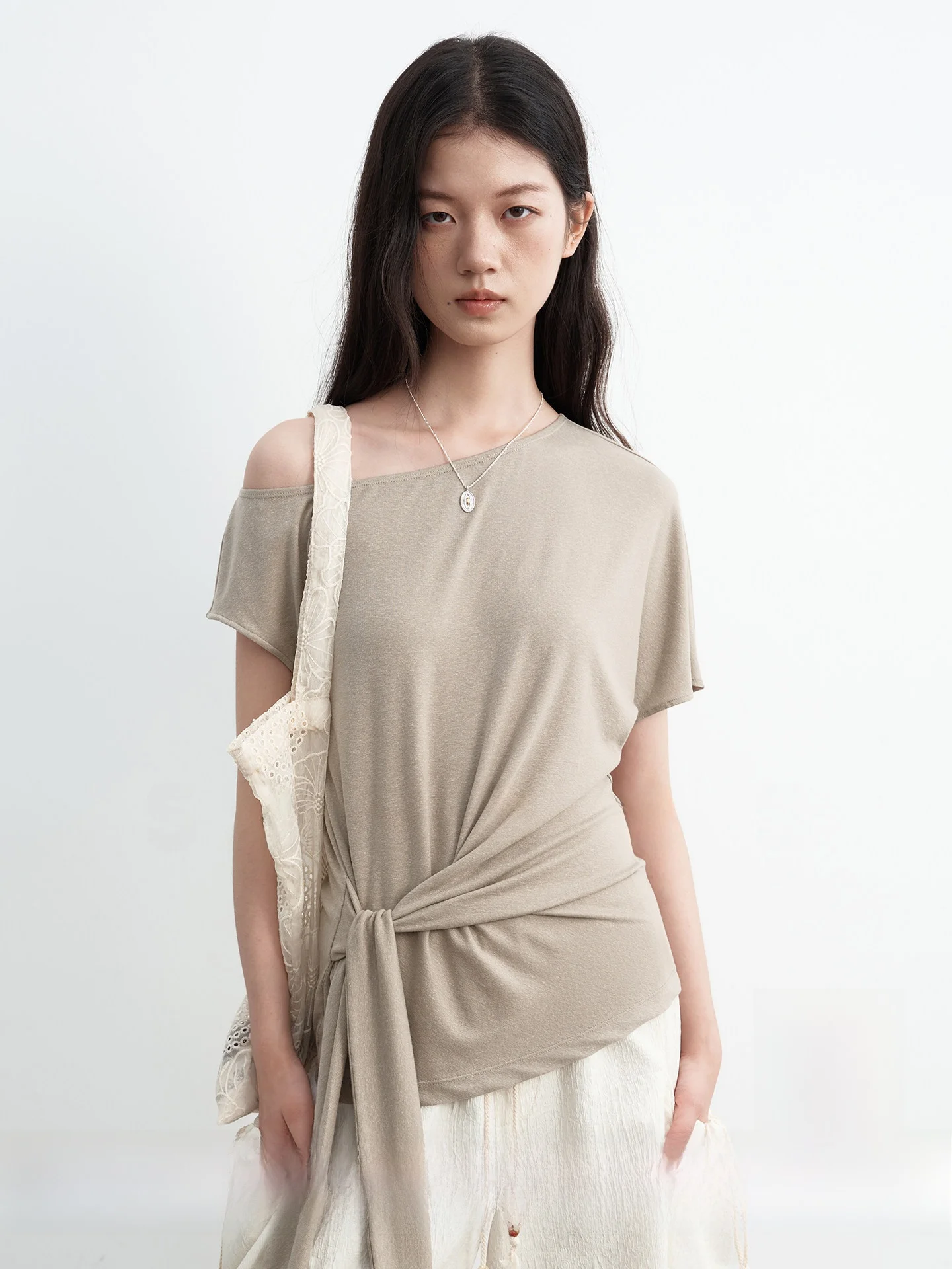 斜めに結んだ不対称ショルダーTシャツ：夏の通勤コーデでシンプルにオシャレを実現
