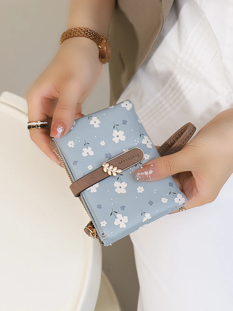 ラウンドファスナー ミニ財布 おすすめモデル：高級感のある小花柄ミニ財布