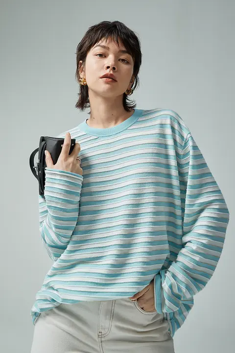 豪華な浮き彫りデザインのメルノウールニットTシャツ【ゆったりフィット・ストライプ柄】