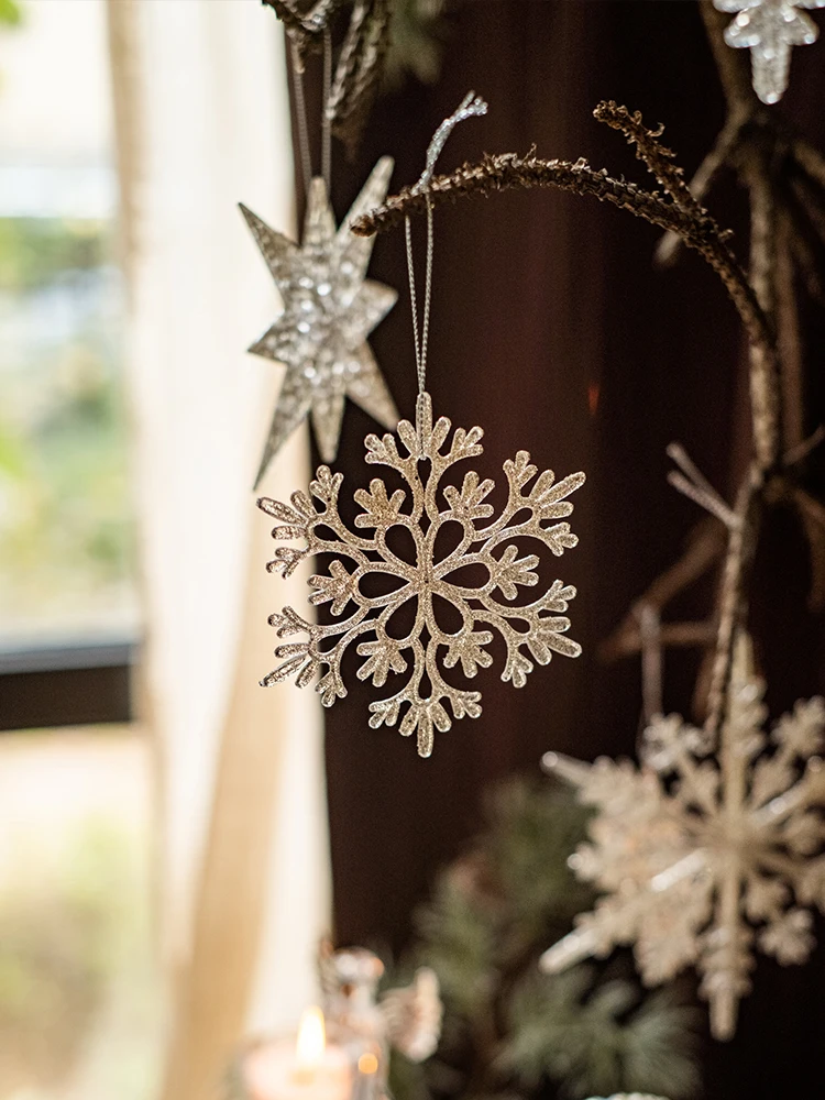 雪の結晶デコレーション：クリスマスツリーに最適な透明感とシーン設置の実用性