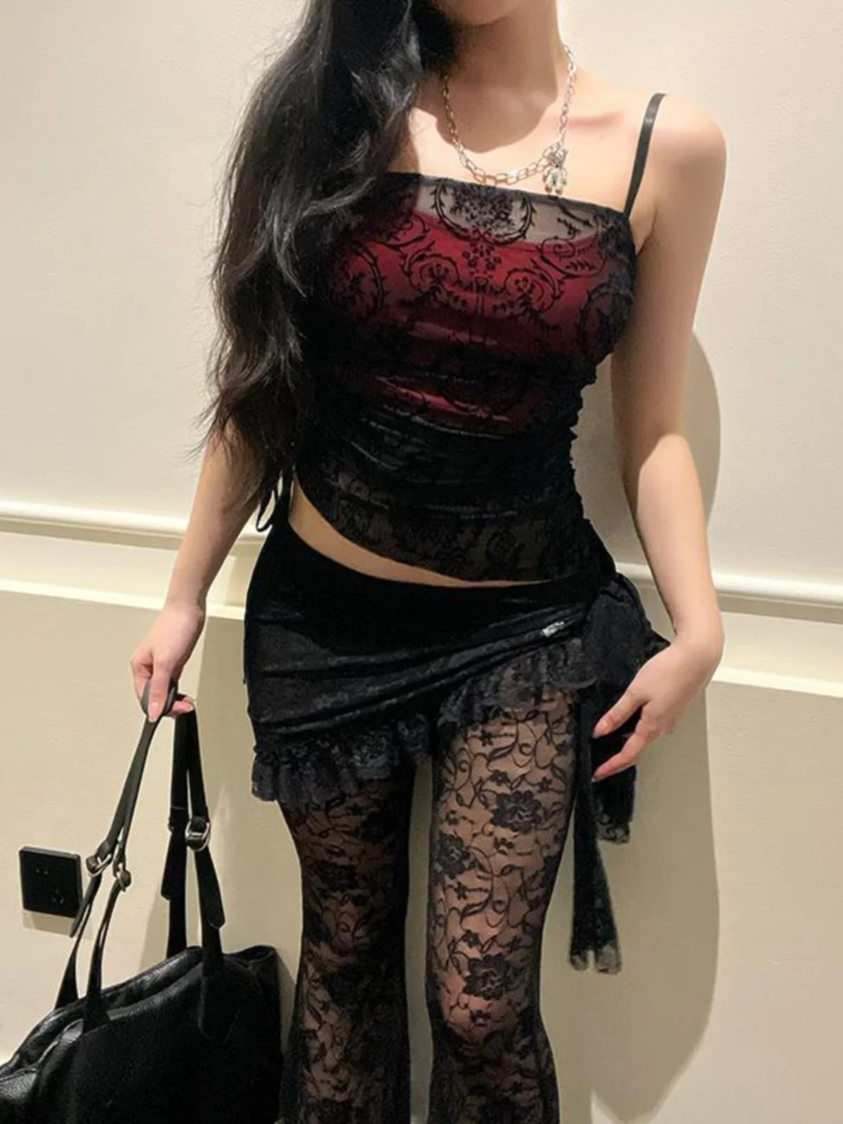 ゴシックスタイル ヒール付きコスプレ衣装とは？ブラック・セクシー・レースキャミソールとフレアパンツの実際の使い方