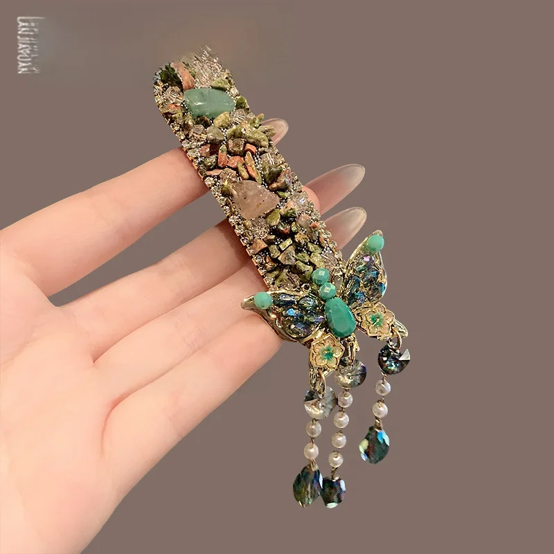 水晶バタフライデザインのヘアクリップ：流れるフリンジ・サイド用のスタイリングアイテム