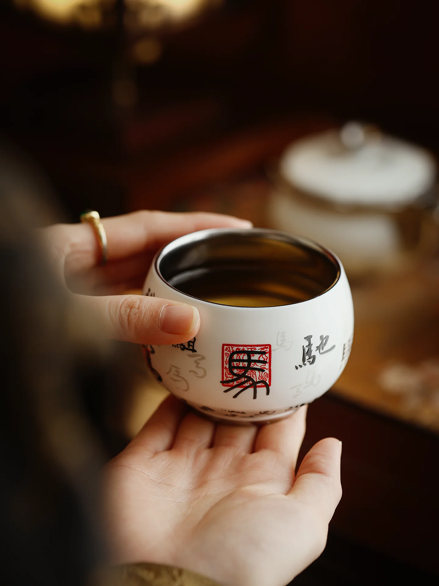 高級チタン陶製ティーカップ：馬年デザインの复古風贈答用茶具の実用性と特性