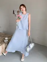 浅い青の木の葉のようなデザインの女性用トップスとスカートのコーディネート（セットアップ対応）