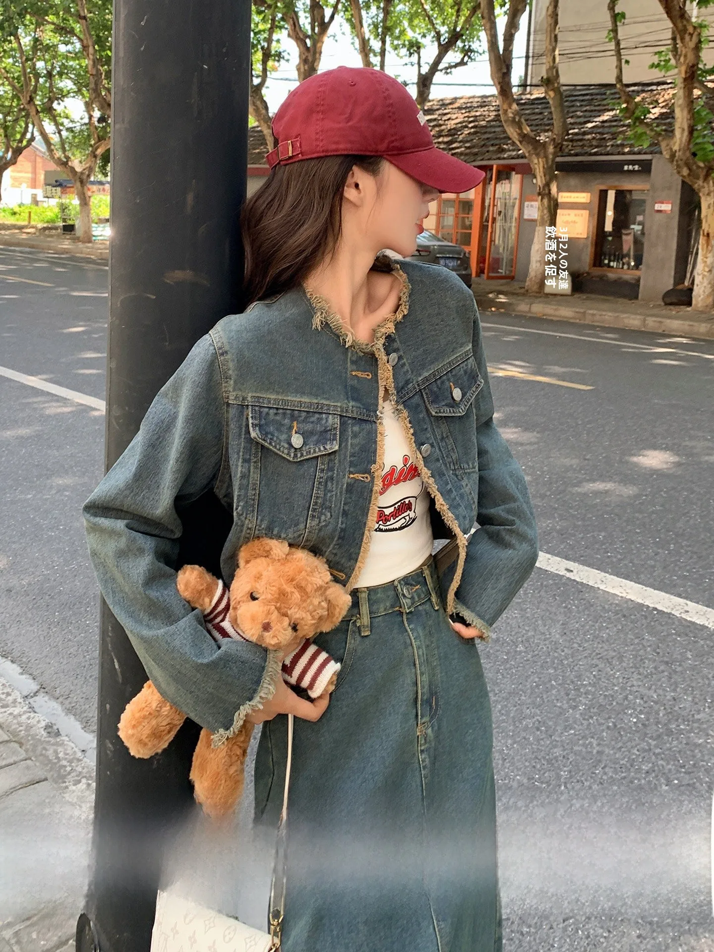 40代の女性にぴったりなカジュアルデニムコーデは、ショートジャケットとスカートのセットで決める？