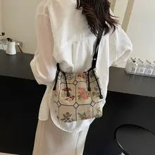 秋冬向け刺繍入り蝶デザインバケットバッグ【キャンバス製・カジュアル・斜め掛け】