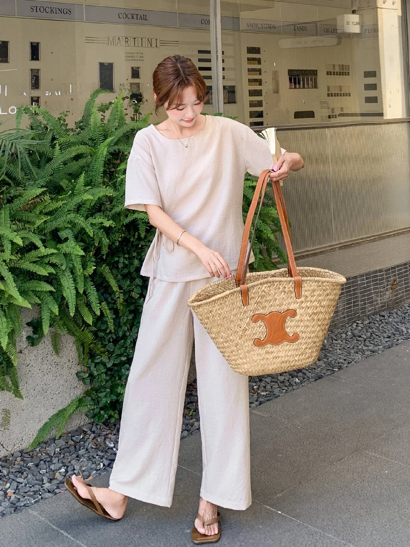 40代の夏旅行で軽い服を選ぶなら、このTシャツとストレートパンツの2点セットがおすすめ！