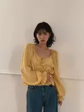 シンプルなVネックのフリルバルーンスリーブブラウス【春用・ゆったりフィット・女性用】