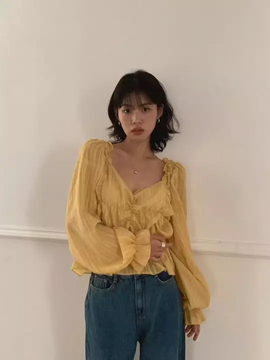 シンプルなVネックのフリルバルーンスリーブブラウス【春用・ゆったりフィット・女性用】